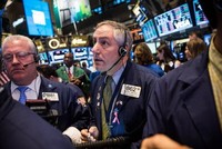 Giới đầu tư bất ngờ bán tháo ngay trước ngày báo cáo việc làm của Mỹ được công bố